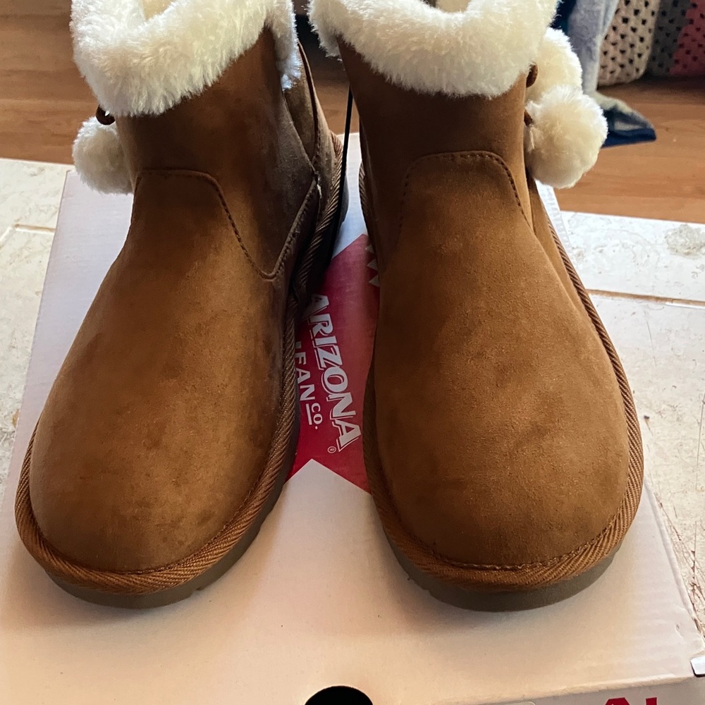 Arizona Jean Company Brown Ankle Boots with Cream Fur Trim